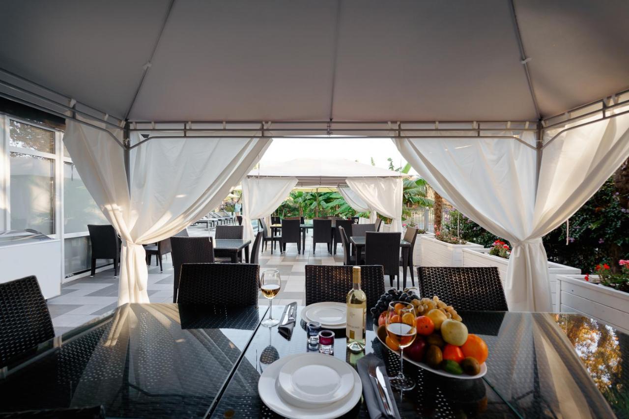 Отель  Sunrise Garden 3* Гагра Экстерьер фото